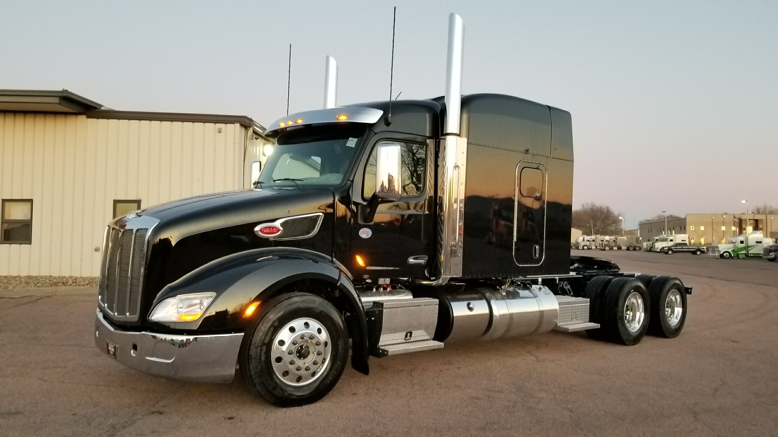 BLACKER様 ULTRALOFT BLACKED OUT EDITION! - Peterbilt of Sioux Falls