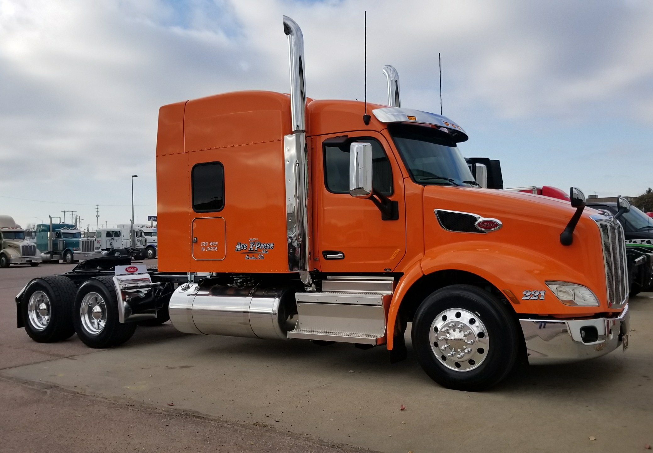 Omaha orange 579 - Peterbilt of Sioux Falls