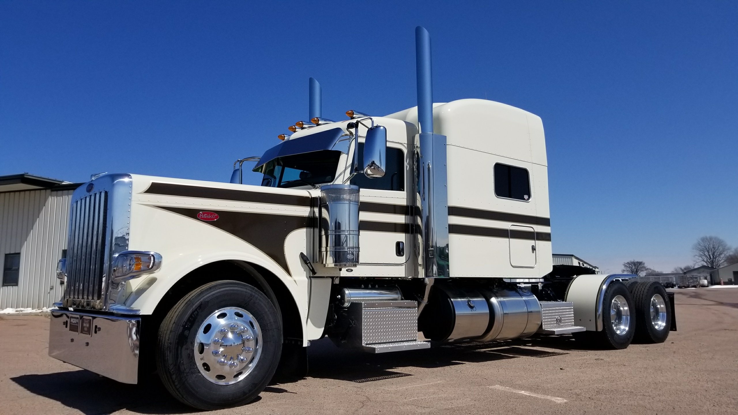 2019 389 WITH CUSTOM STRIPE JOB! - Peterbilt of Sioux Falls