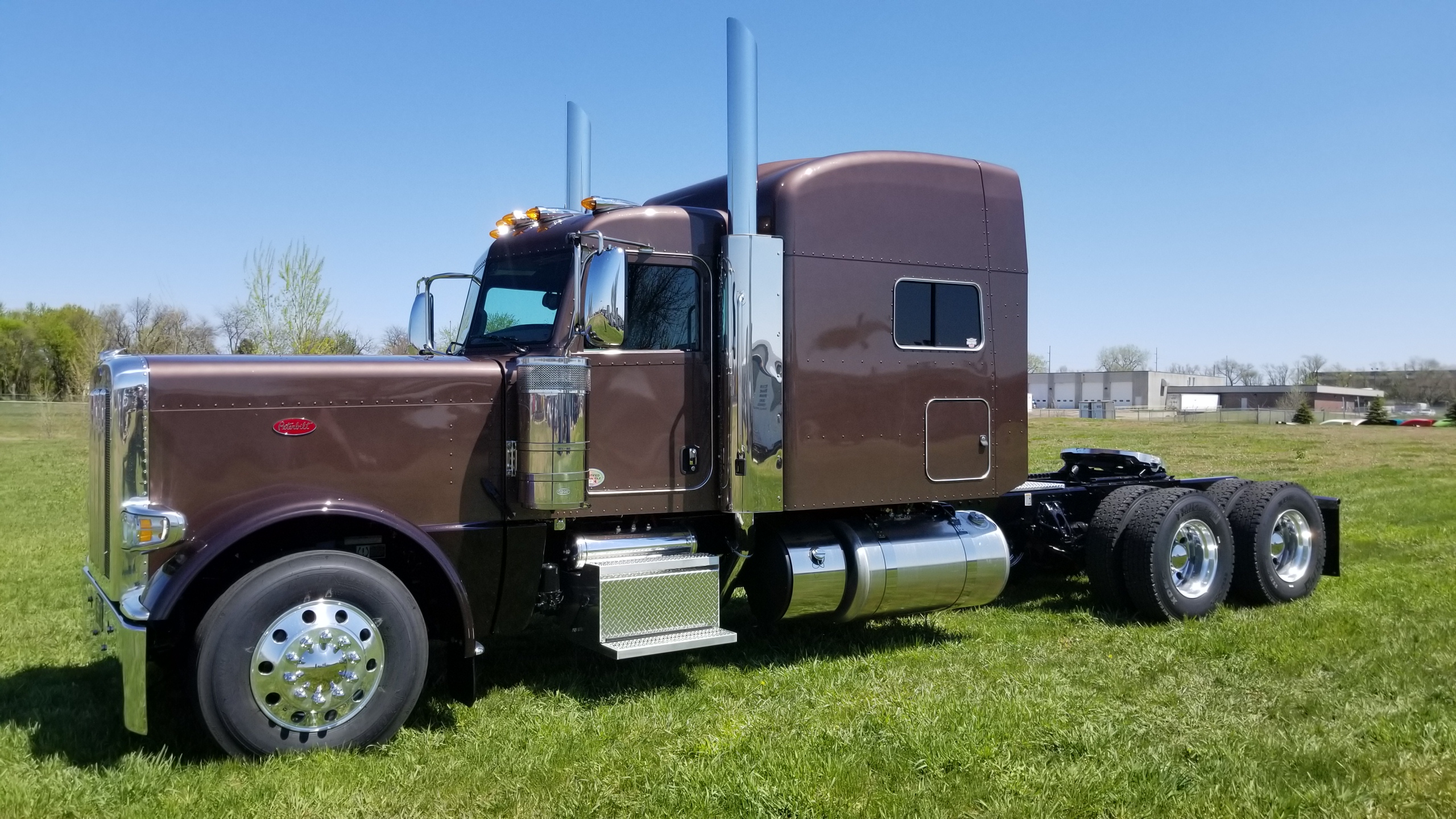 New brownstone/brown 389 just in - Peterbilt of Sioux Falls