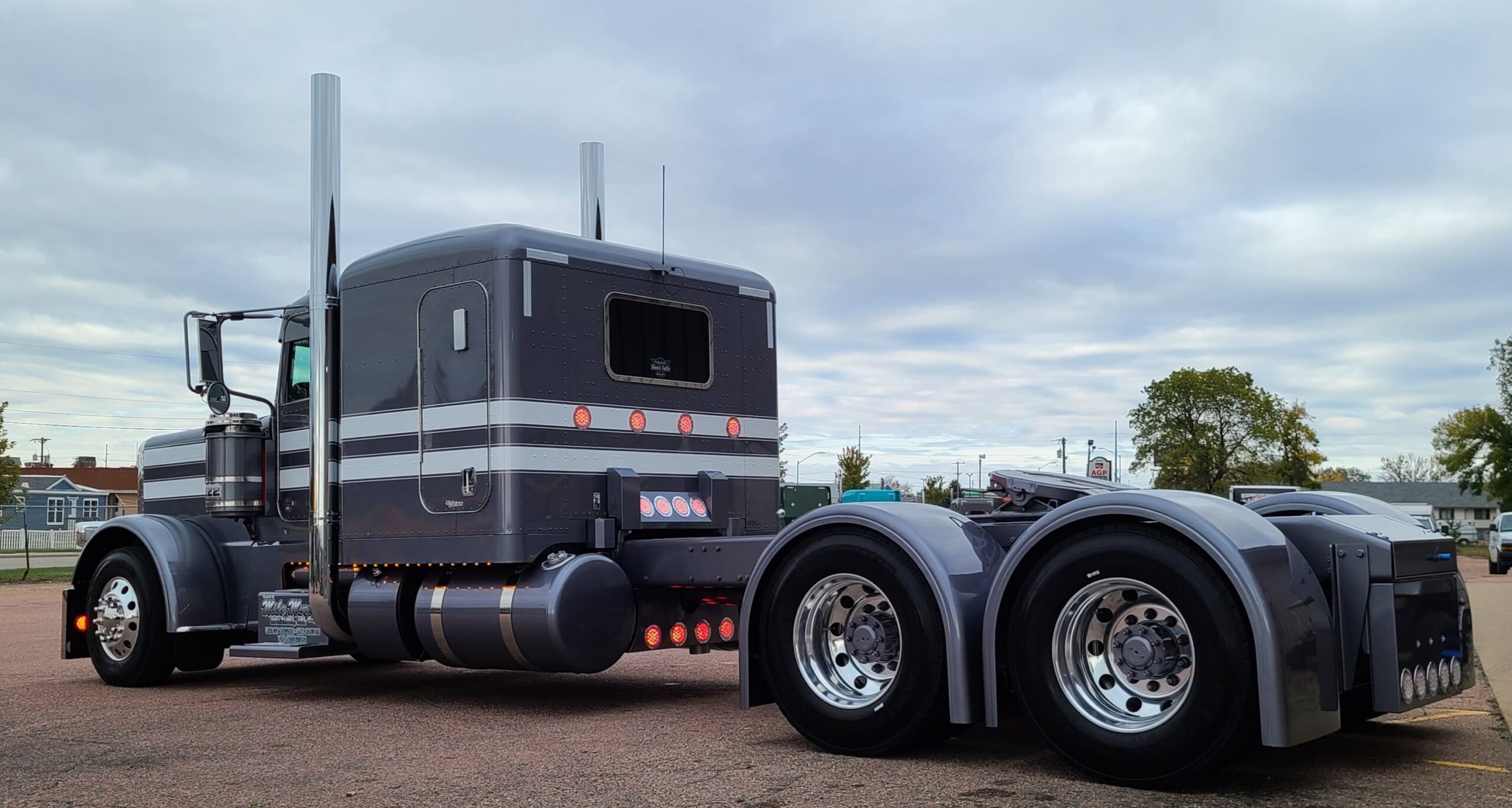 CUSTOM ACCESSORIES! Peterbilt of Sioux Falls