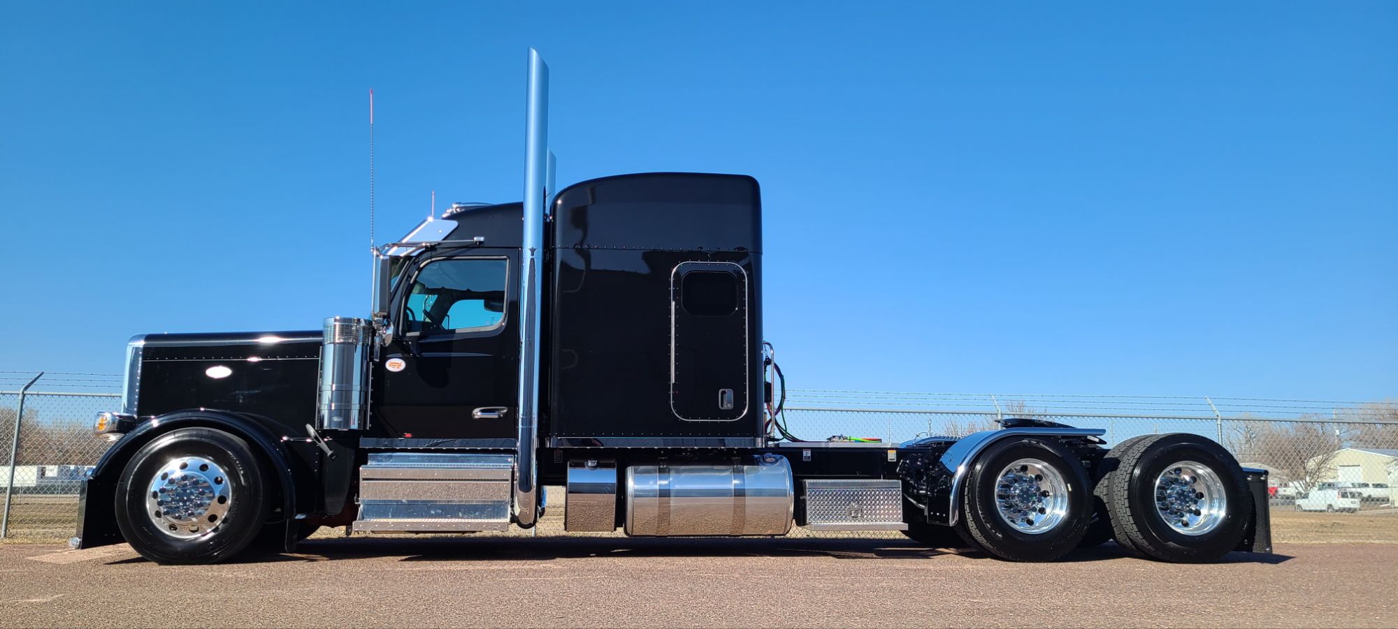 CUSTOM 589 SIDE VIEW! - Peterbilt of Sioux Falls
