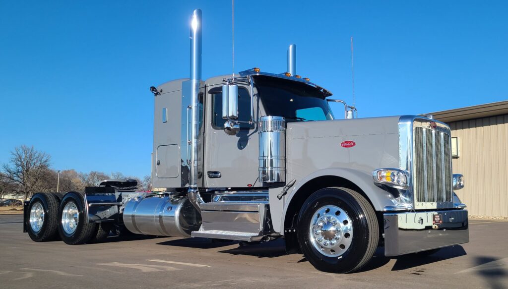 OUR 1ST 589 FLAT TOP READY TO GO! - Peterbilt of Sioux Falls